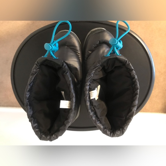 The iconic North Face Bootie is keep your feet warm during cold winter. - Picture 10 of 15